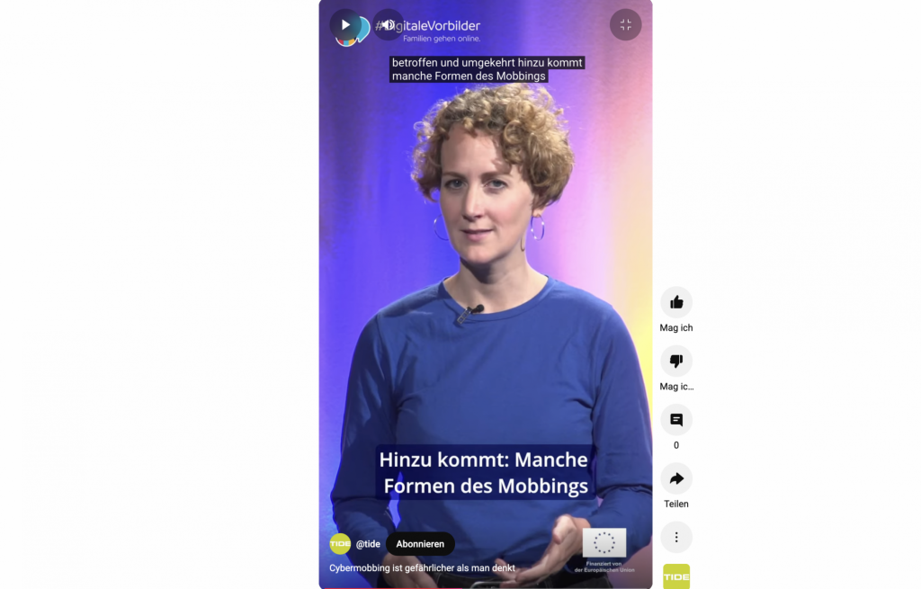 Frau blickt und spricht in die Kamera