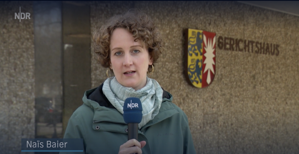 Reporterin vor Gerichtshaus