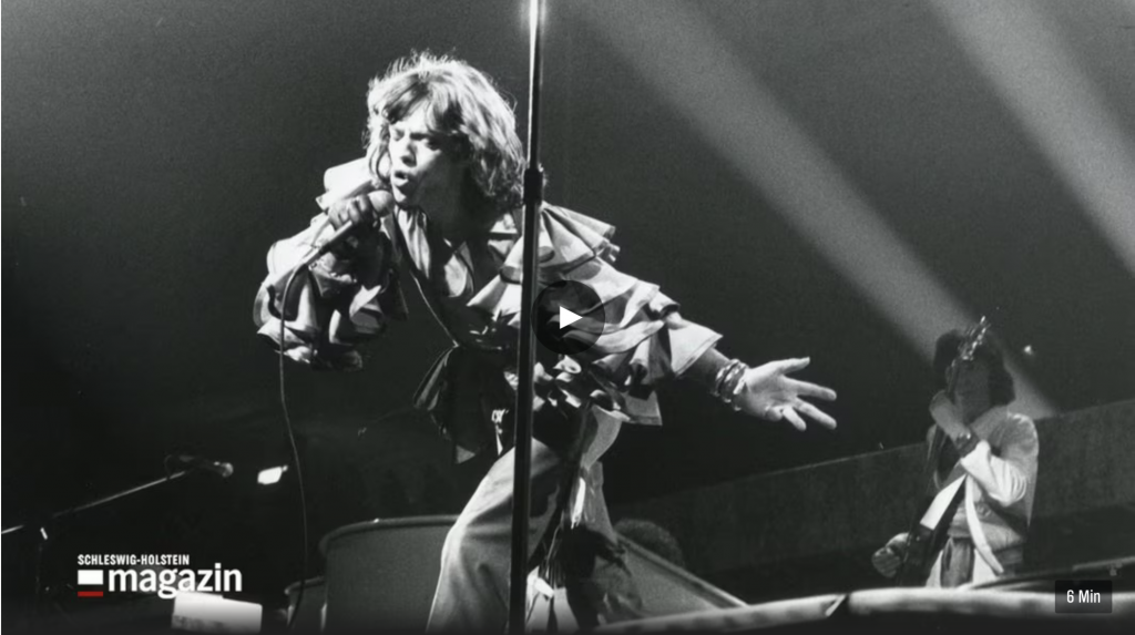 Schwarz-Weiß-Foto vom singenden Mick Jagger