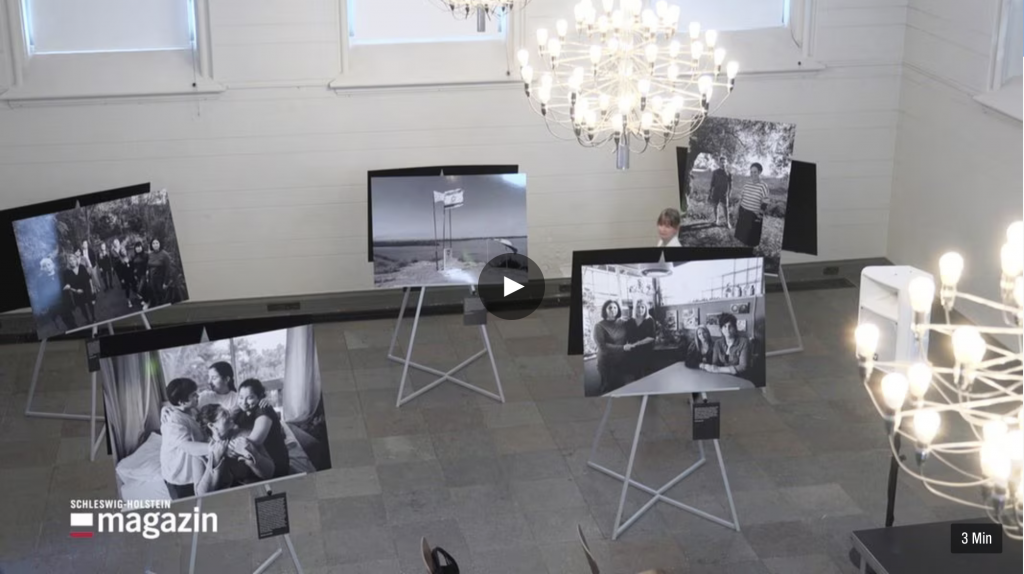 Ausstellungsraum mit Schwarz-Weiß-Fotos von oben